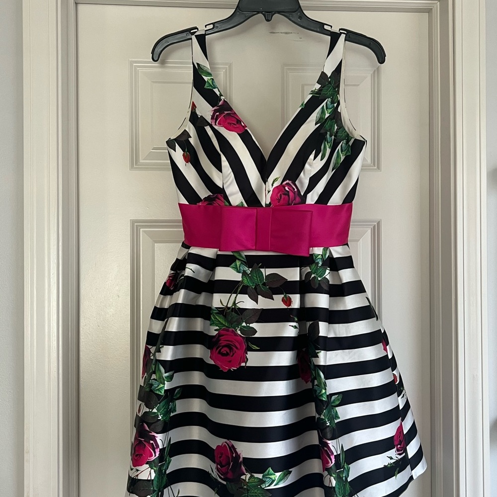 MacDuggal Homecoming Formal Dress size US 4